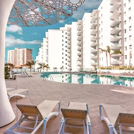 3-bed Flat, Ocean Garden, Heated Pool Parking Apartment *
